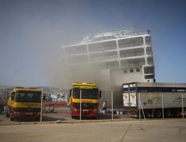 «Ελ.Βενιζέλος»: Καίει ακόμα η φωτιά- Με τρύπες στα πλάγια προσπαθούν να το σβήσουν
